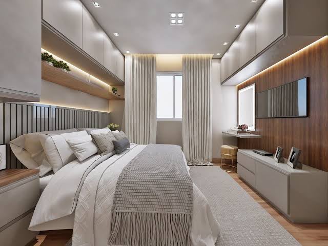 Quarto planejado com cabeceira ripada e armários aéreos