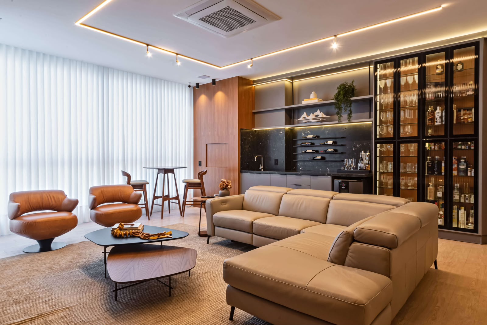 Sala de estar planejada Montari com adega em vidro, painel de madeira e iluminação linear