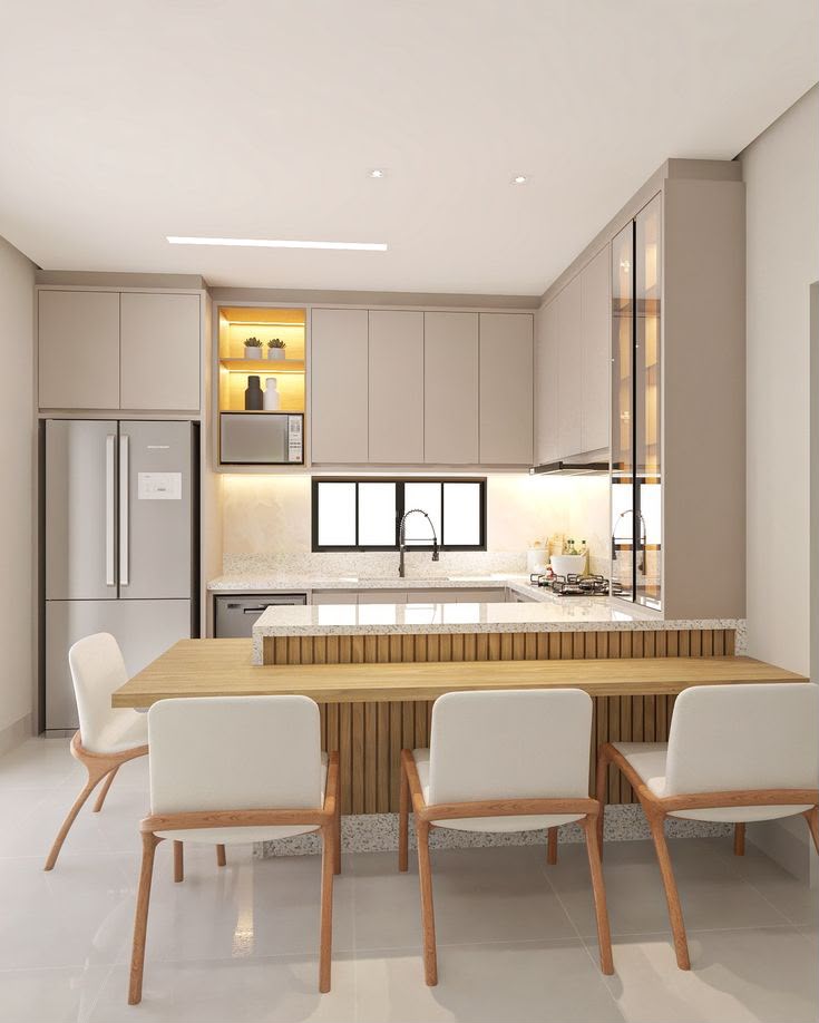 Cozinha planejada Montari com armários off-white, bancada em granito e mesa amadeirada